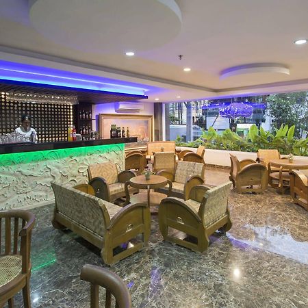 Grand Puri Saron Hotel Malioboro Yogyakarta Exterior foto
