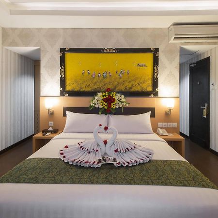 Grand Puri Saron Hotel Malioboro Yogyakarta Exterior foto