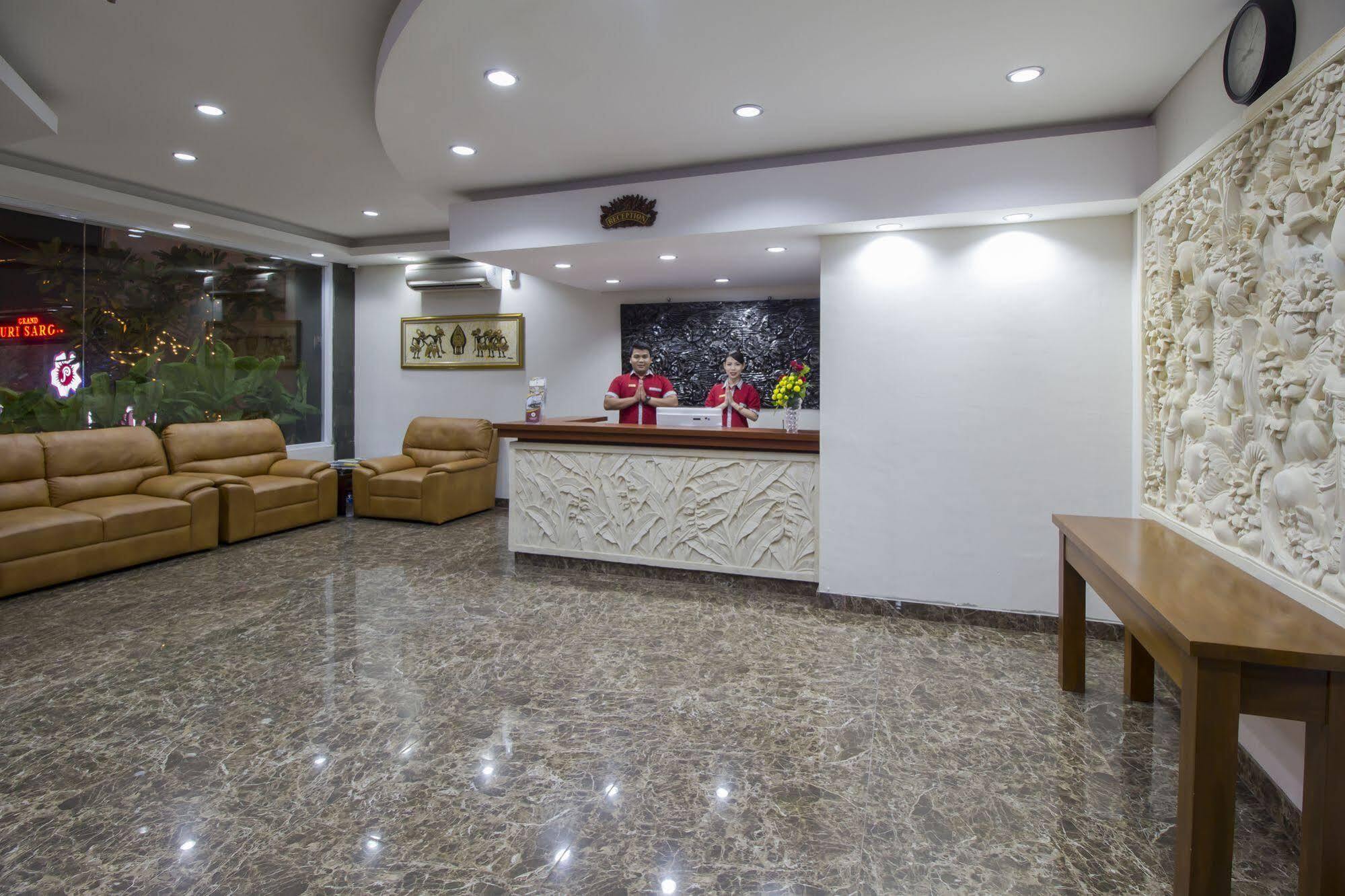 Grand Puri Saron Hotel Malioboro Yogyakarta Exterior foto