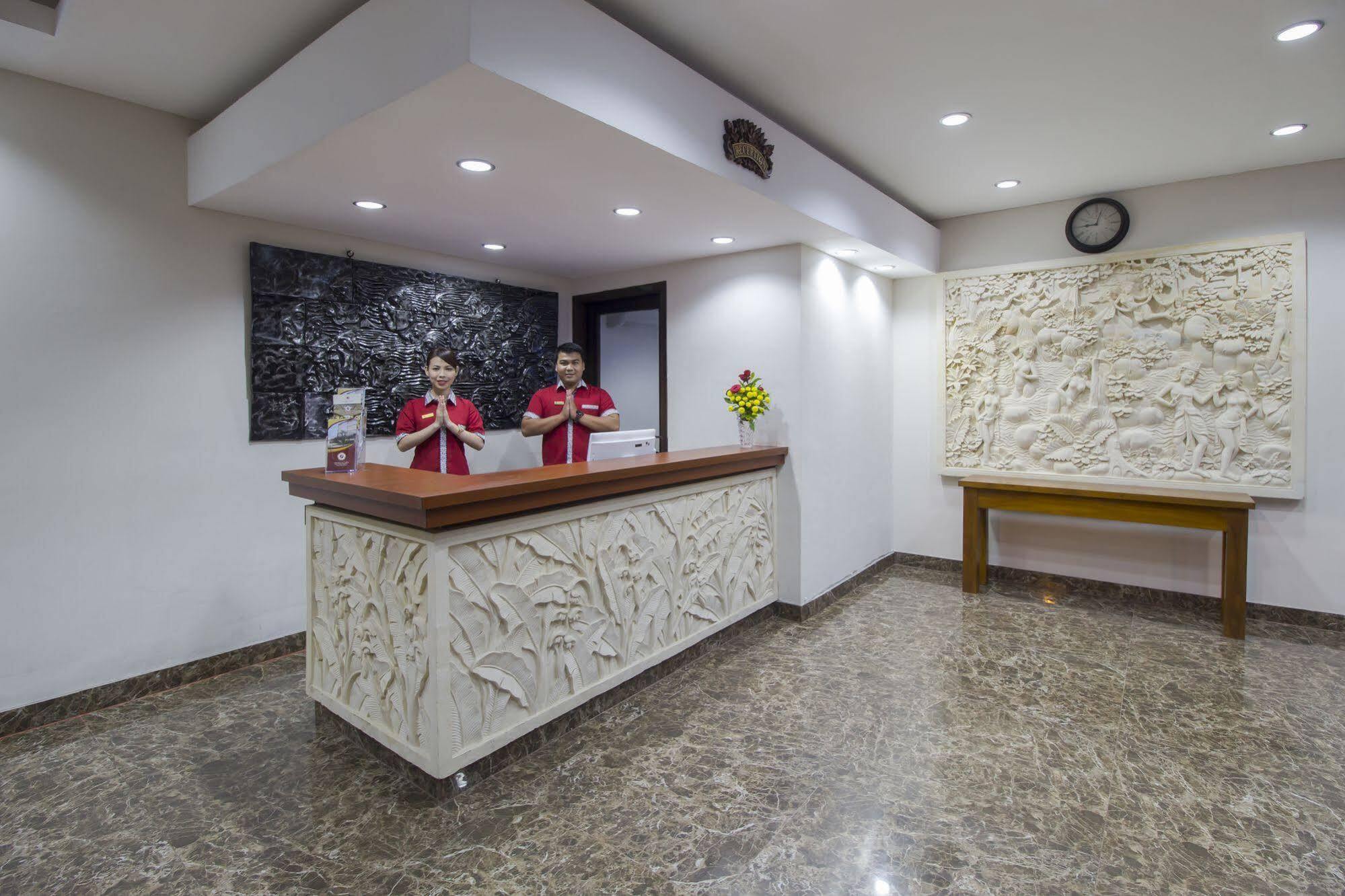 Grand Puri Saron Hotel Malioboro Yogyakarta Exterior foto
