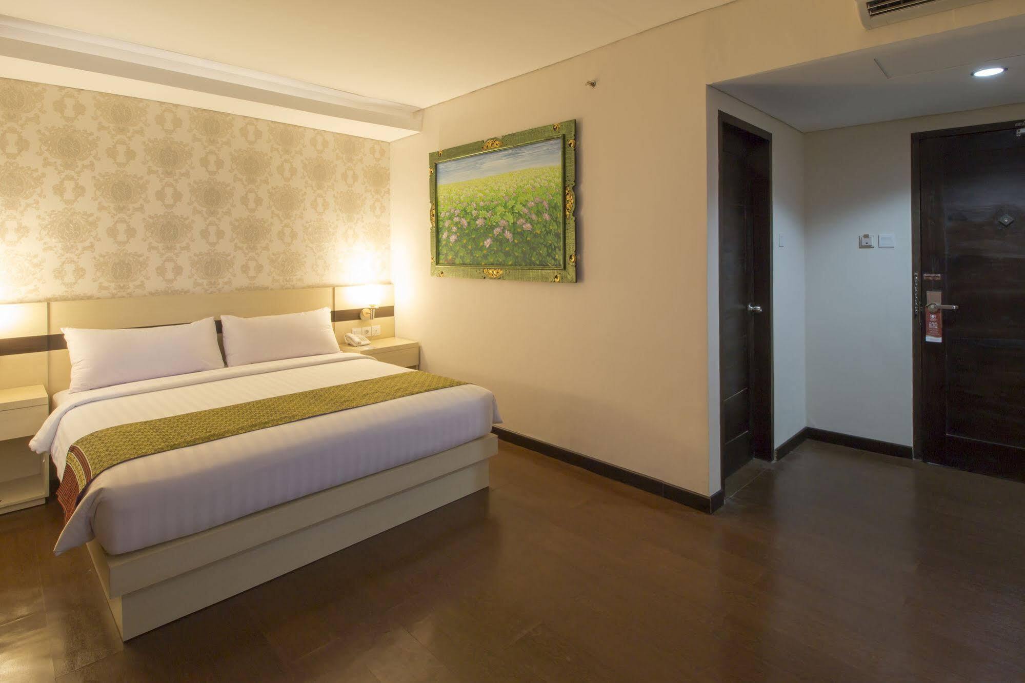 Grand Puri Saron Hotel Malioboro Yogyakarta Exterior foto