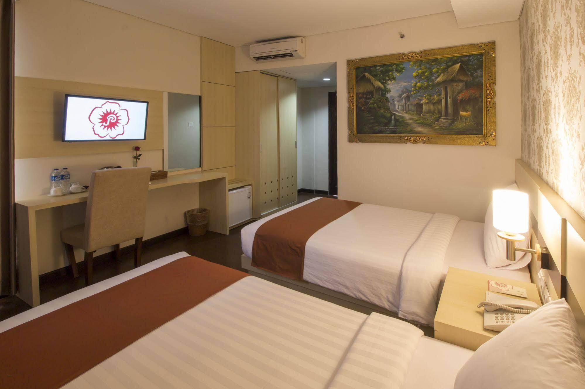 Grand Puri Saron Hotel Malioboro Yogyakarta Exterior foto