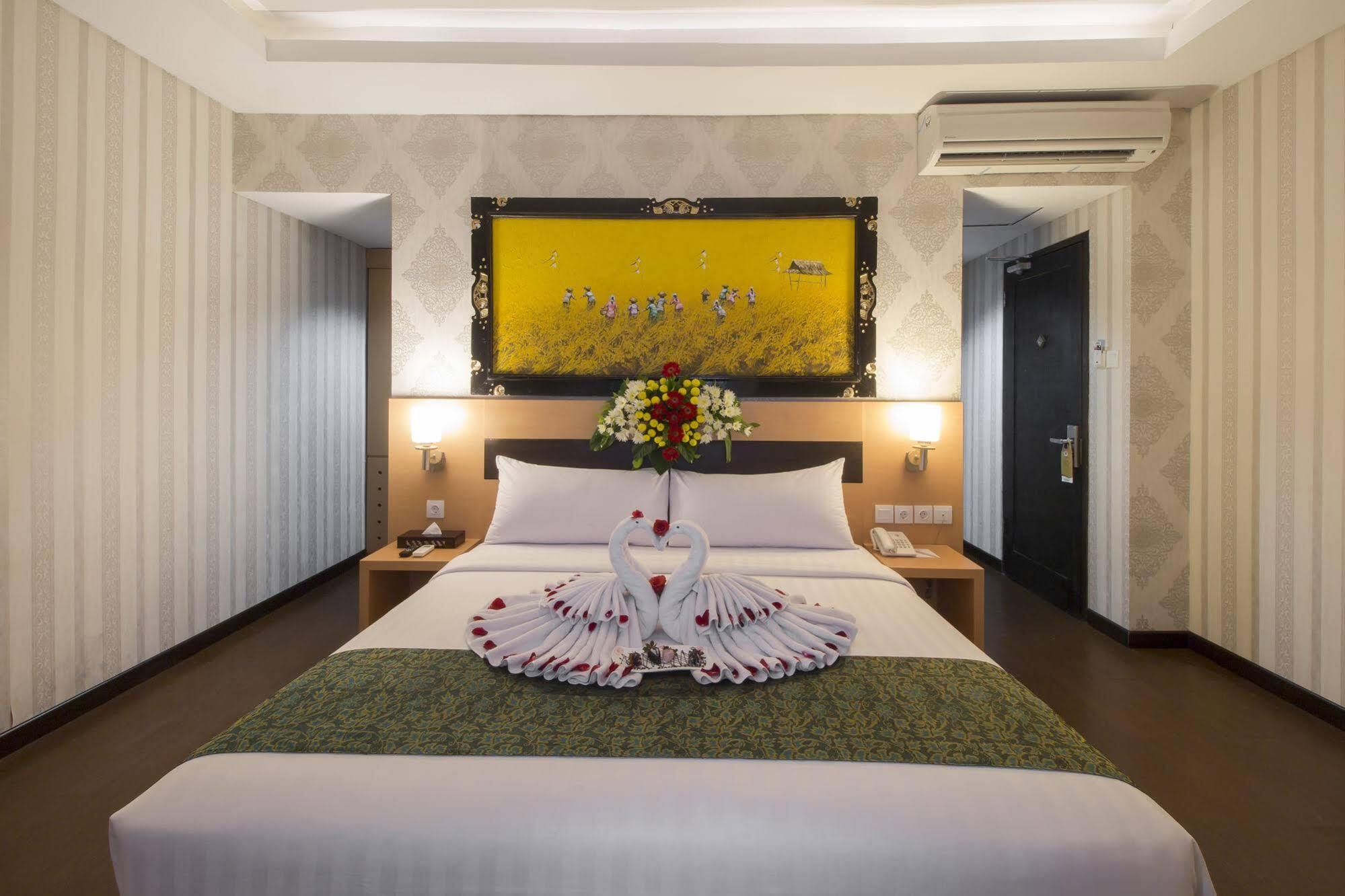Grand Puri Saron Hotel Malioboro Yogyakarta Exterior foto