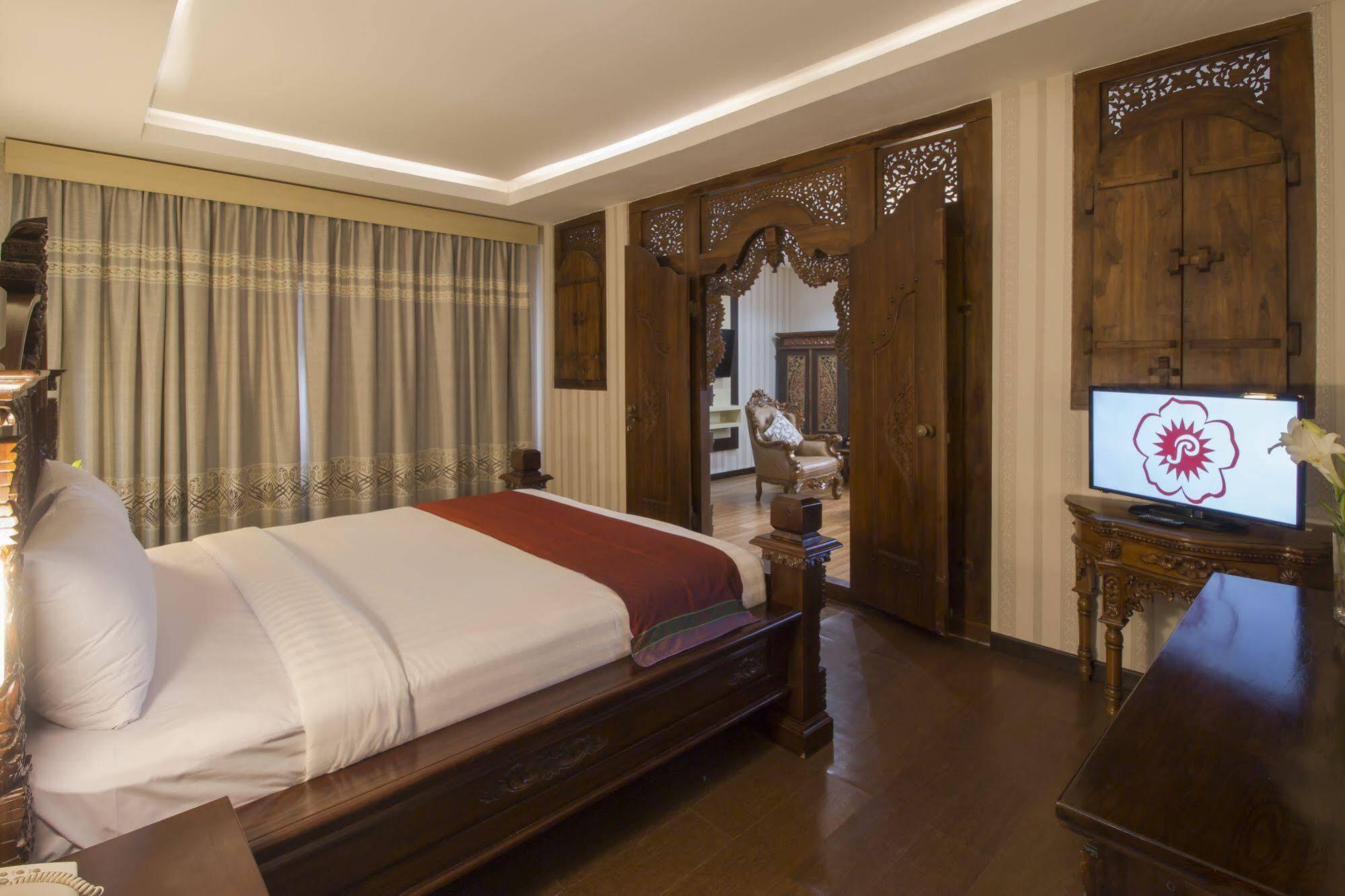 Grand Puri Saron Hotel Malioboro Yogyakarta Exterior foto