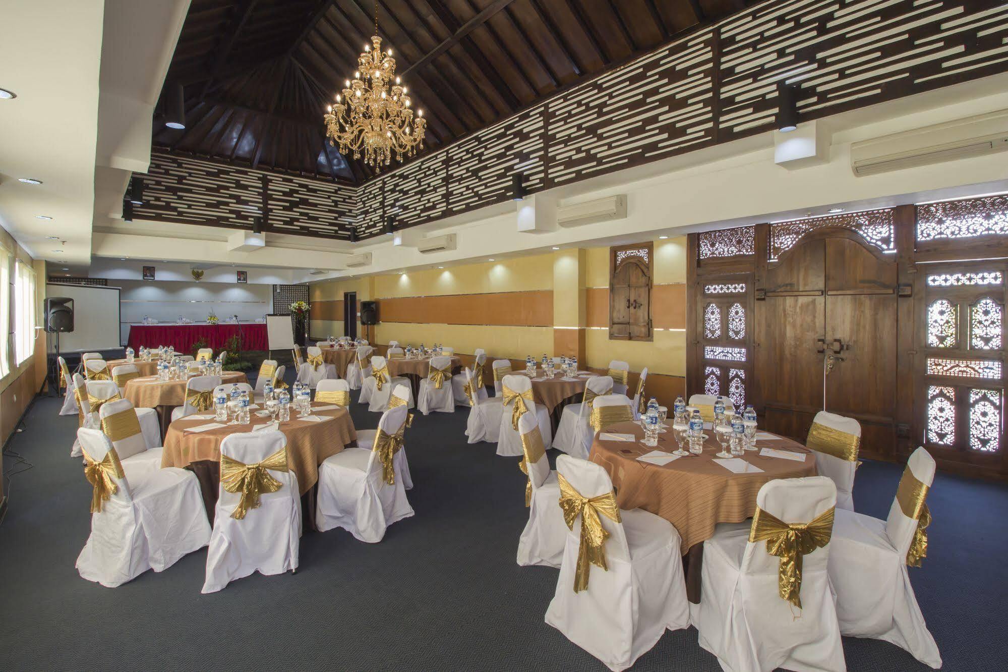 Grand Puri Saron Hotel Malioboro Yogyakarta Exterior foto